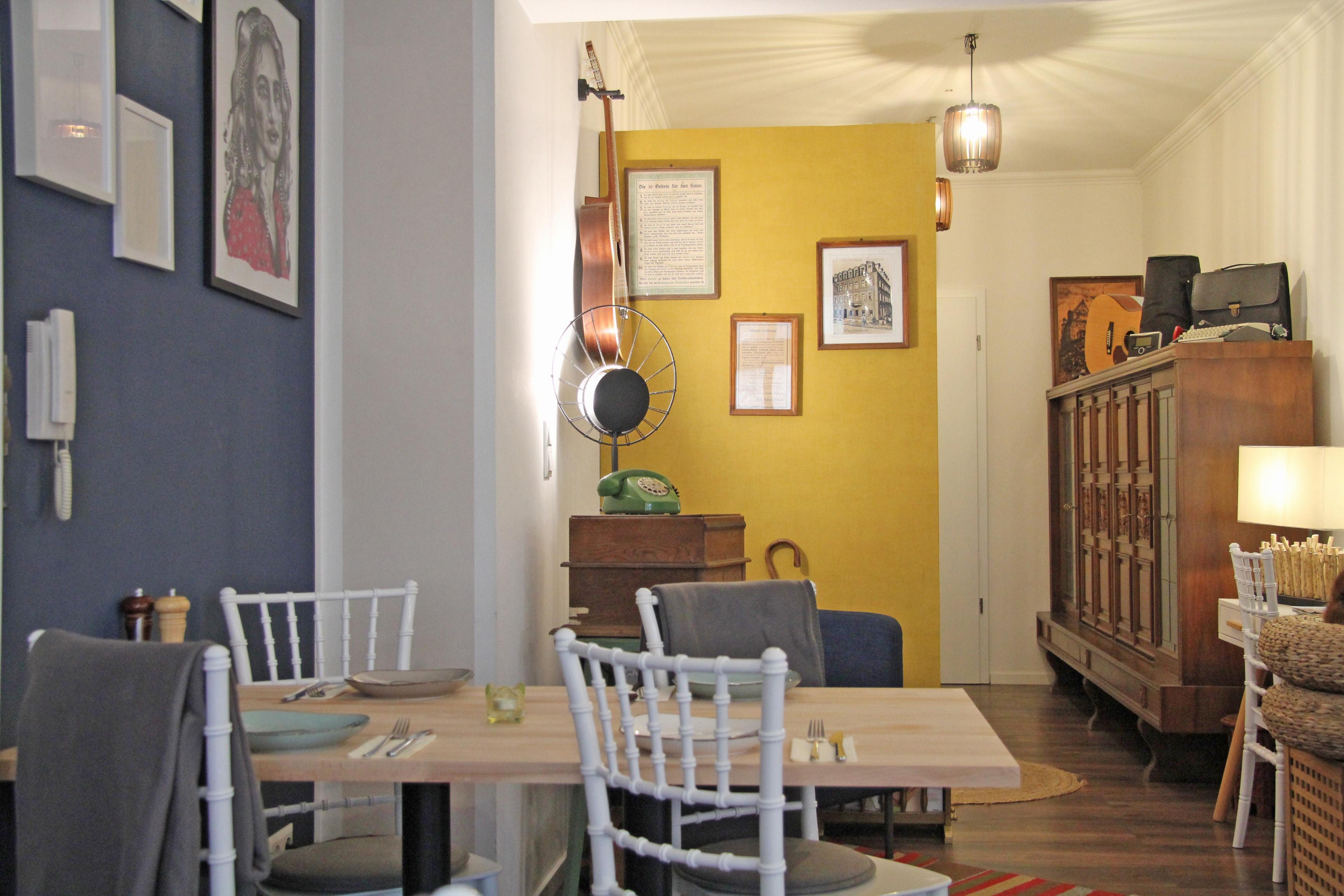 Neben Bestellungen a la Carte bietet das "Hidden Kitchen" auch die Option "Running Mezze", bei der eine Vorauswahl unterschiedlicher Vorspeisen und kleiner Portionen von Hauptgerichten zusammengestellt wird. Gäste können dann am Tisch teilen und nachbestellen, was ihnen besonders gut geschmeckt hat.