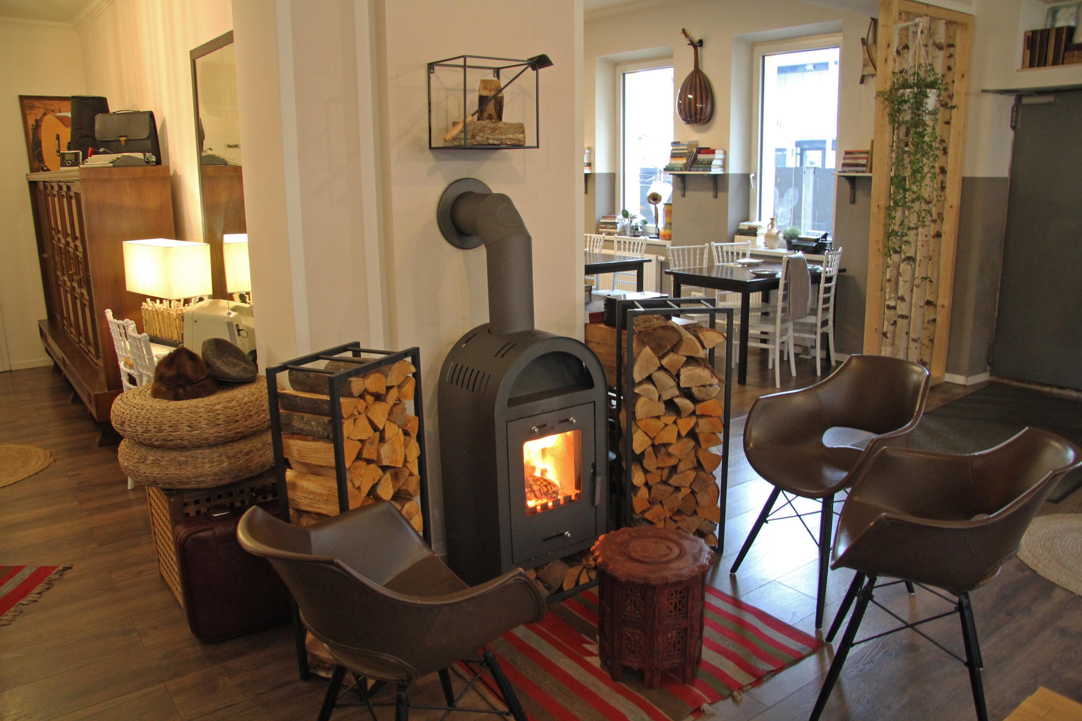 Am Kamin können Gäste warten, wenn ihr Tisch noch nicht frei ist, oder Tee trinken.