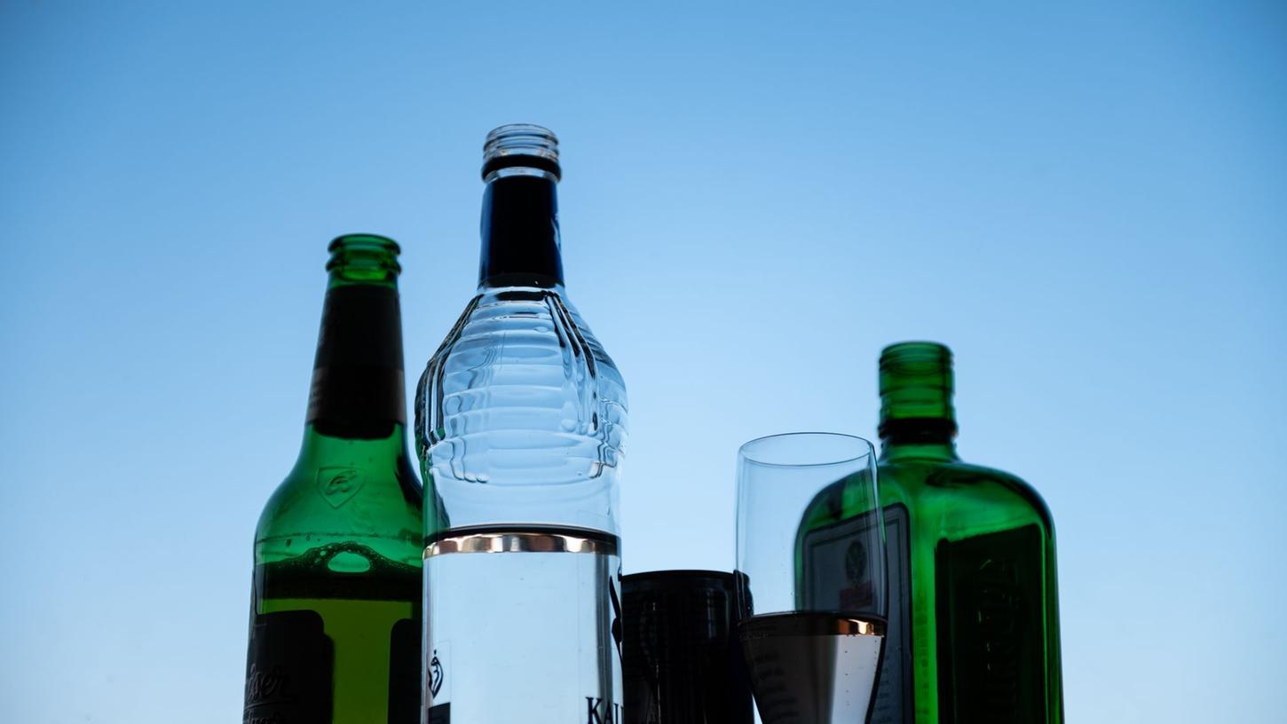 Laut der Bundeszentrale für gesundheitliche Aufklärung sterben jährlich in Deutschland über 20.000 Menschen an den Folgen von zu hohem Alkoholkonsum. Laut der Bundeszentrale für gesundheitliche Aufklärung sterben jährlich in Deutschland über 20.000 Menschen an den Folgen von zu hohem Alkoholkonsum.