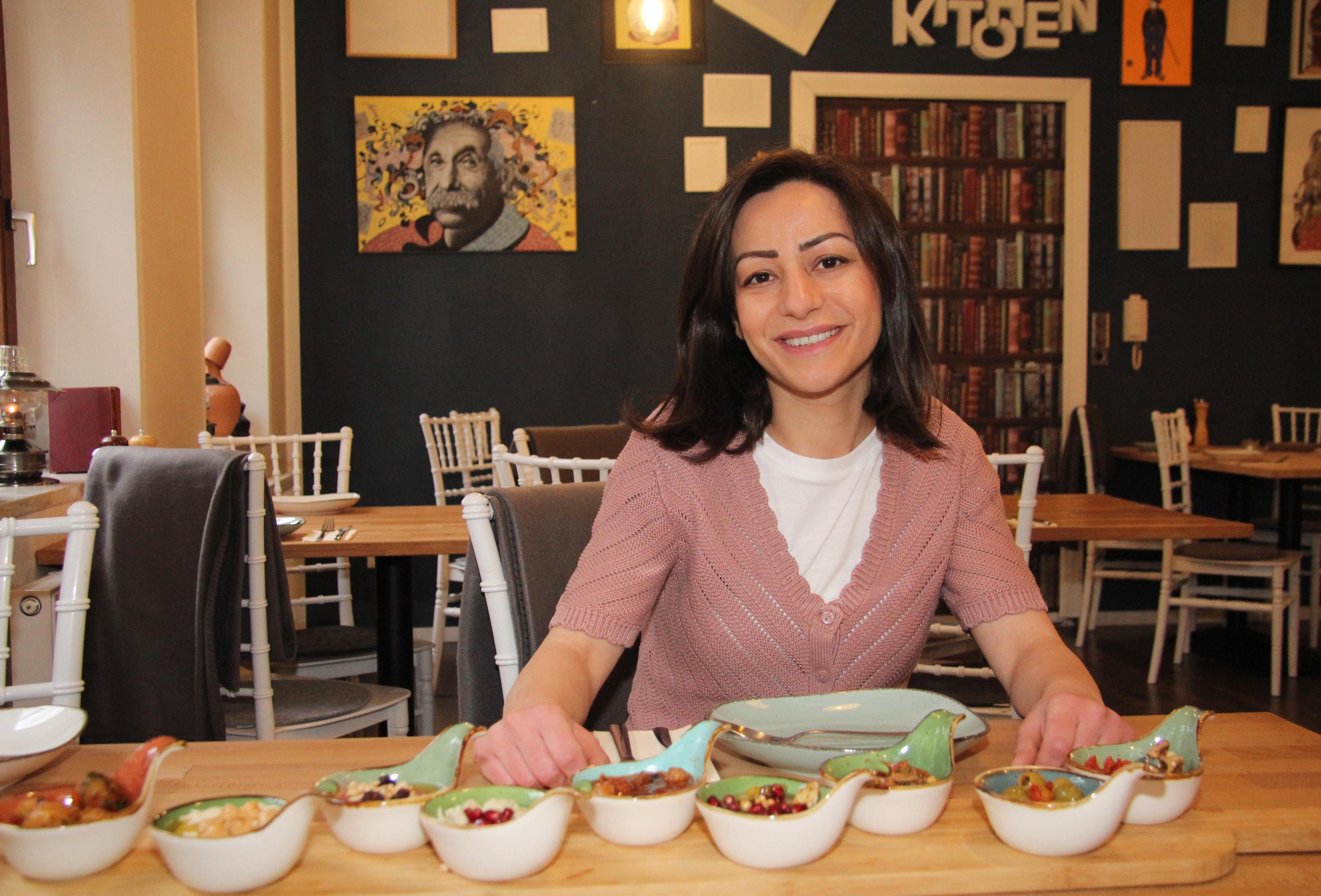 Shaymaa Dzaric, Inhaberin des kleinen Restaurants, probiert immer wieder neue Gerichte und Variationen aus. Für ihr Restaurant sucht sie noch nach Verstärkung für ihr Team.