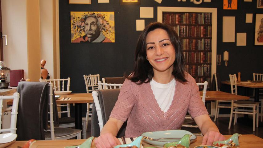 Shaymaa Dzaric, Inhaberin des kleinen Restaurants, probiert immer wieder neue Gerichte und Variationen aus. Für ihr Restaurant sucht sie noch nach Verstärkung für ihr Team.
