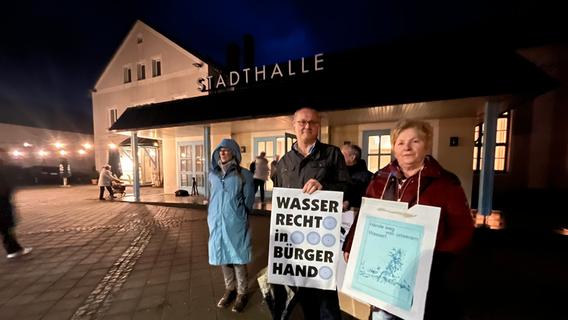 "Hände weg von unserem Wasser!": Altmühltaler-Kritiker bezogen vor Treuchtlinger Stadthalle Stellung
