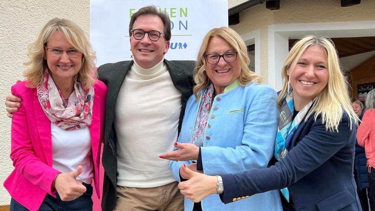 Die wiedergewählte FU-Vorsitzende Regina Schrembs (l.) zusammen mit MdB Silke Launert (r.), dem CSU-Landtagskandidaten Franc Dierl und Sabine Habla. Die wiedergewählte FU-Vorsitzende Regina Schrembs (l.) zusammen mit MdB Silke Launert (r.), dem CSU-Landtagskandidaten Franc Dierl und Sabine Habla.