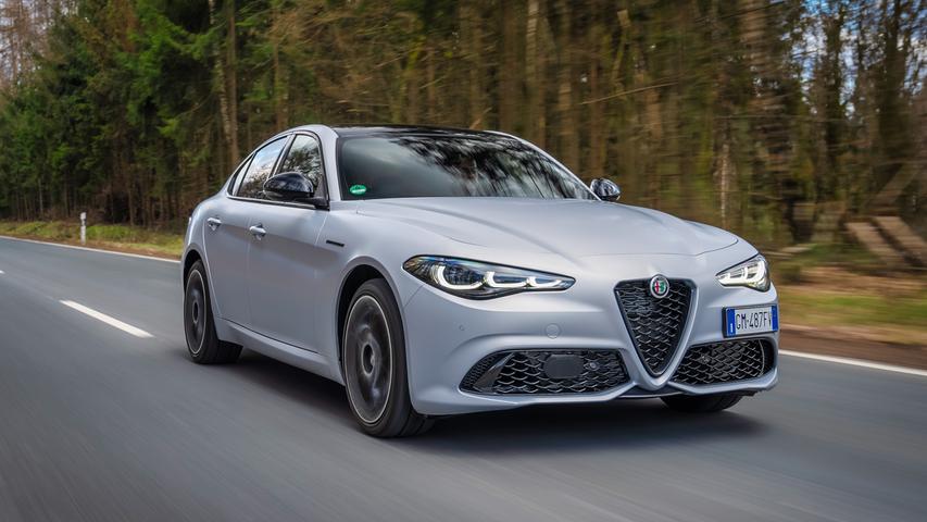 Als Sportlimousine konkurriert die Giulia unter anderem mit dem 3er-BMW. Als Sportlimousine konkurriert die Giulia unter anderem mit dem 3er-BMW.