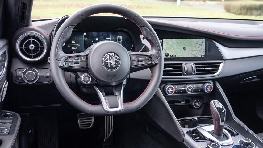 Im Giulia-Cockpit gibt es jetzt eine volldigitale Instrumentenanzeige. Im Giulia-Cockpit gibt es jetzt eine volldigitale Instrumentenanzeige.