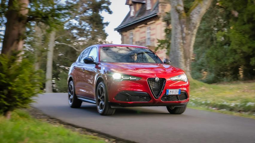 Auch das Mittelklasse-SUV Stelvio fährt mit einem Facelift ins neue Modelljahr 2023. Auch das Mittelklasse-SUV Stelvio fährt mit einem Facelift ins neue Modelljahr 2023.