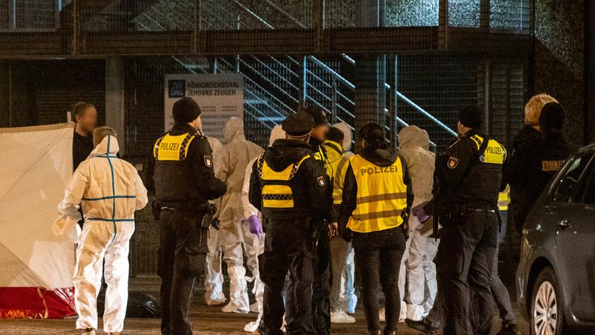 Die Polizei richtete ein Hinweisportal ein. Auf der Webseite https://hh.hinweisportal.de/ könnten "Fotos und Videos zur Tat oder relevanten Ereignissen in diesem Zusammenhang hochgeladen werden", teilte die Polizei Hamburg auf Twitter mit.