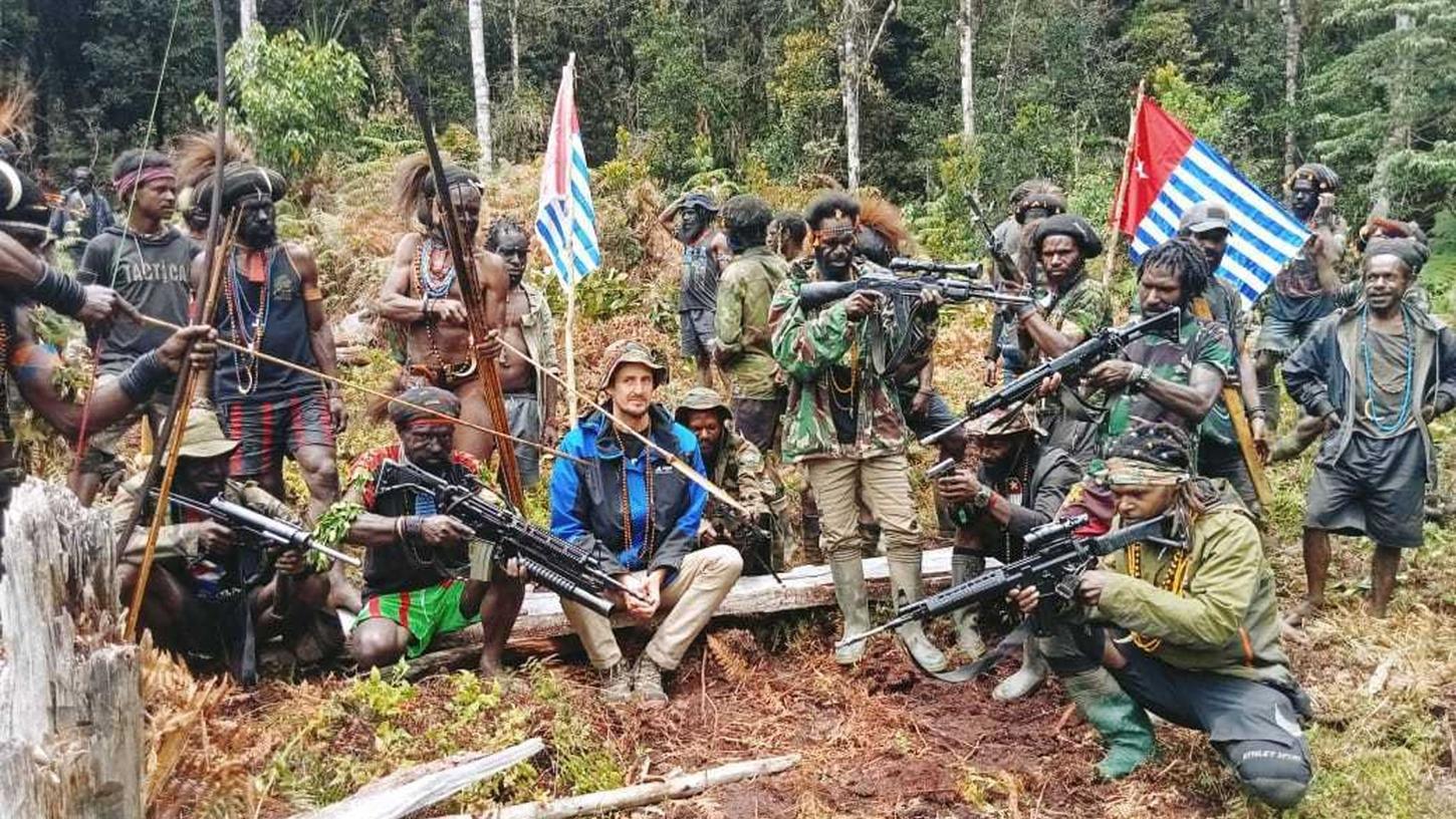 Die von der West Papua National Liberation Army zur Verfügung gestellte Aufnahme zeigt den neuseeländischen Piloten Philip Mehrtens neben bewaffneten Kämpfern. Die von der West Papua National Liberation Army zur Verfügung gestellte Aufnahme zeigt den neuseeländischen Piloten Philip Mehrtens neben bewaffneten Kämpfern.
