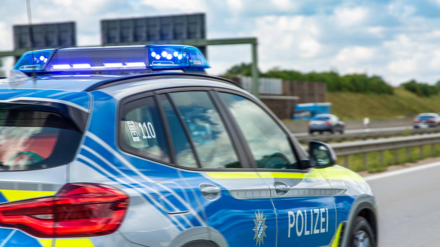 Die Verkehrspolizei Bayreuth sucht Zeugen nach einer Unfallflucht. (Symbolbild)