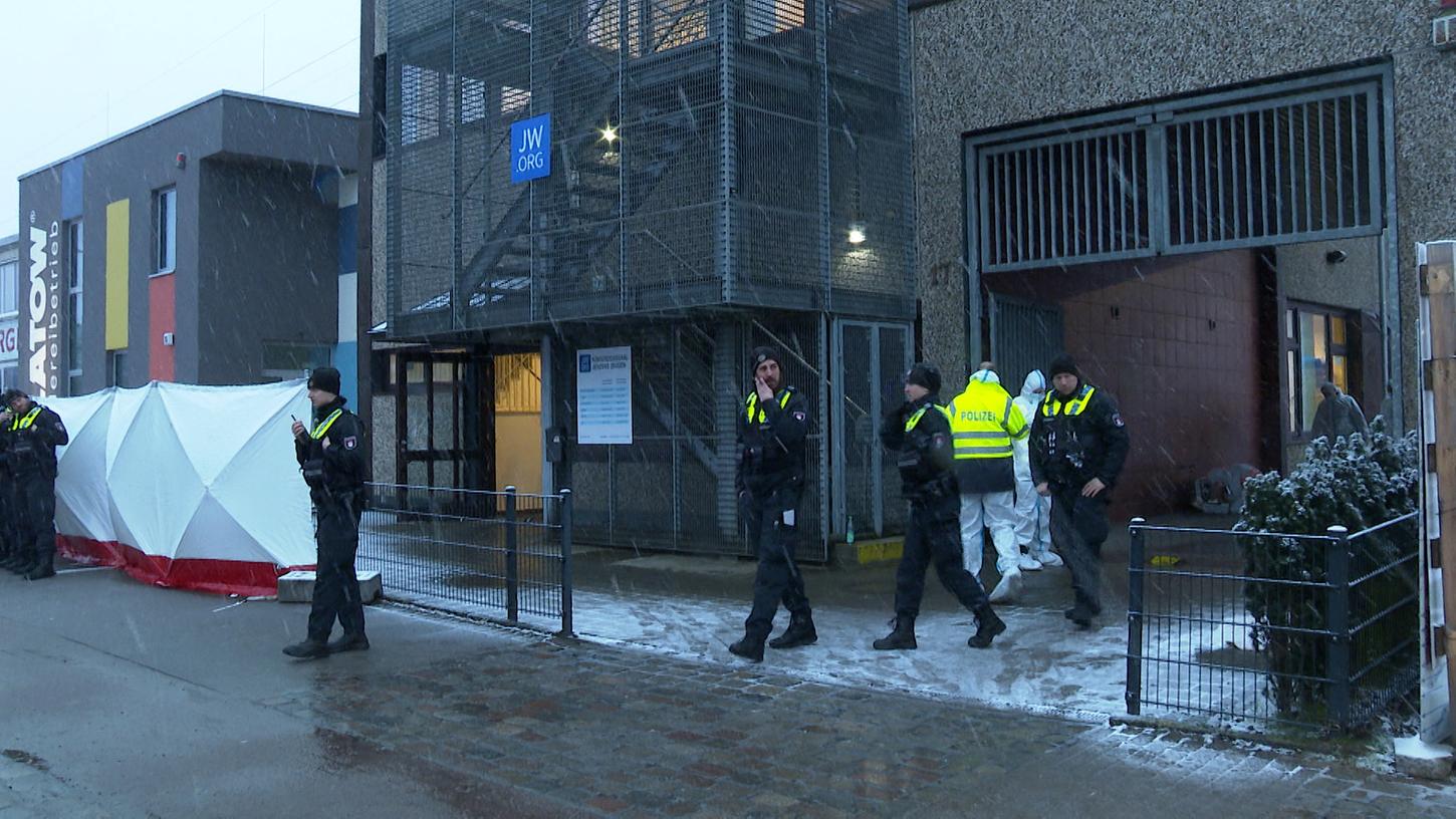 Bei Schüssen in einer Veranstaltung der Zeugen Jehovas sind am Donnerstagabend mehrere Menschen getötet und einige Personen verletzt worden. Bei Schüssen in einer Veranstaltung der Zeugen Jehovas sind am Donnerstagabend mehrere Menschen getötet und einige Personen verletzt worden.