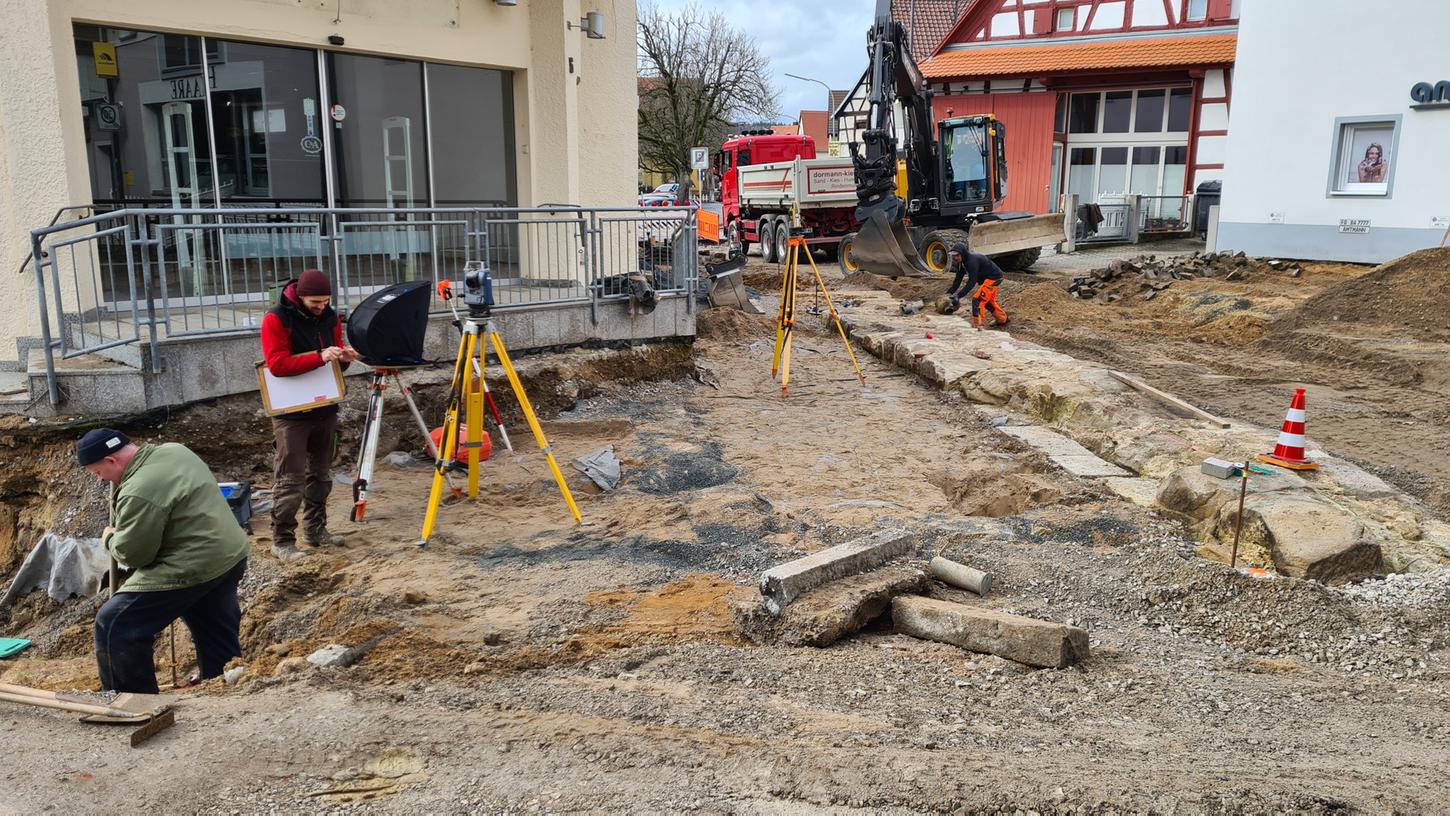 Vor dem ehemaligen C&A-Gebäude in der Wallstraße wird wieder gegraben, dokumentiert und umgestaltet.