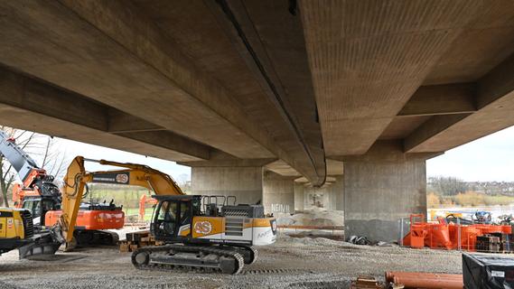 Endspurt bei Brückenabriss: Bauarbeiten bei Erlangen sorgen weiter für massive Verkehrsbehinderungen