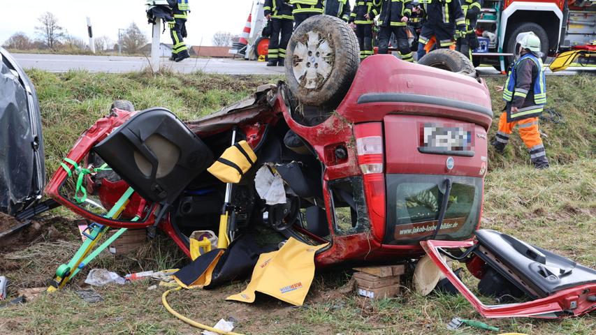 Der Unfallverursacher musste von der Feuerwehr aus seinem Auto befreit werden und kam mit mittelschweren Verletzungen in ein Regensburger Krankenhaus.