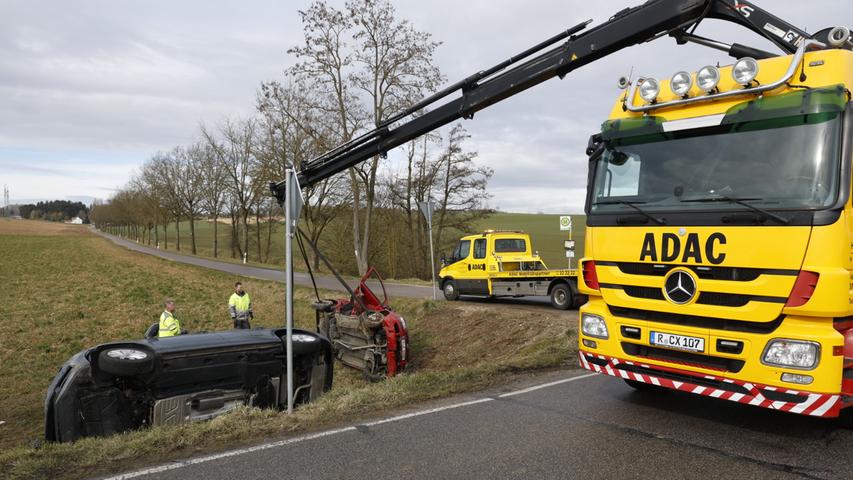 An beiden Fahrzeugen entstand ein Totalschaden, dieser beläuft sich schätzungsweise auf 25.000 bis 30.000 Euro.