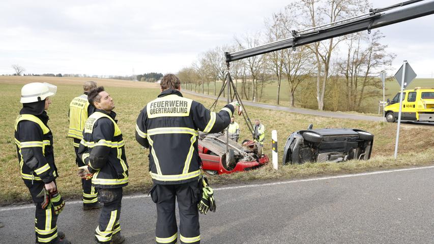 Schwerer Unfall bei Obertraubling: Autos landen im Straßengraben - Fahrer mit schwerem Gerät befreit