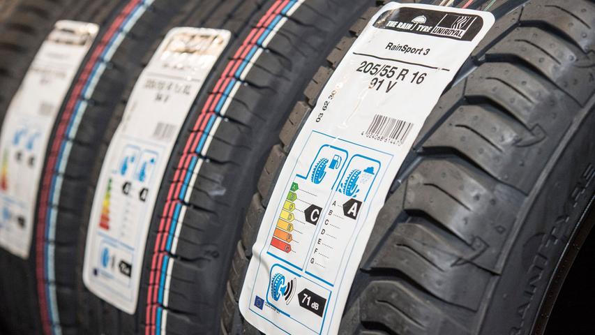 Das EU-Reifenlabel liefert Informationen über Nasshaftungswerte, Kraftstoffeffizienzwerte und Geräuschpegl.