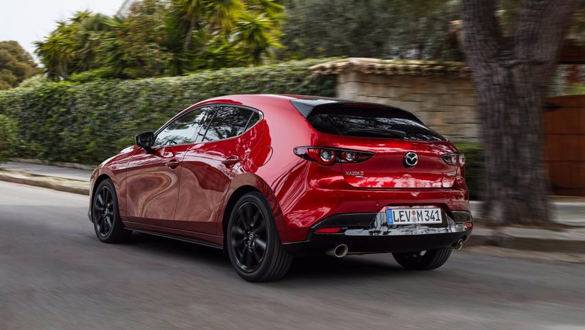 Den Mazda 3 gibt es nicht nur als klassischen Fünftürer (Foto), sondern auch als Limousine "Fastback". Den Mazda 3 gibt es nicht nur als klassischen Fünftürer (Foto), sondern auch als Limousine "Fastback".