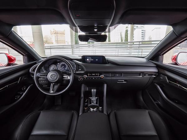 Typisch Mazda: Der dem Armaturenträger aufgesetzte Bildschirm, der sich während der Fahrt nur über einen Dreh-Drück-Regler ansteuern lässt und nicht per "Touch". Typisch Mazda: Der dem Armaturenträger aufgesetzte Bildschirm, der sich während der Fahrt nur über einen Dreh-Drück-Regler ansteuern lässt und nicht per "Touch".