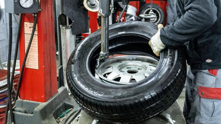 Das Auswuchten der Reifen ist nur in der Werkstatt mit entsprechendem Gerät möglich.