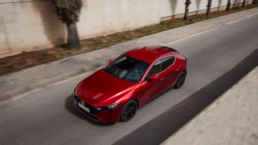 Das Datenblatt bescheinigt dem Mazda 3 e-Skyactiv X M-Hybrid einen Durchschnittsverbrauch von 5,2 bis 5,3 l/100 km, in der Praxis werden daraus zumeist Werte im mittleren sechsstelligen Bereich.
