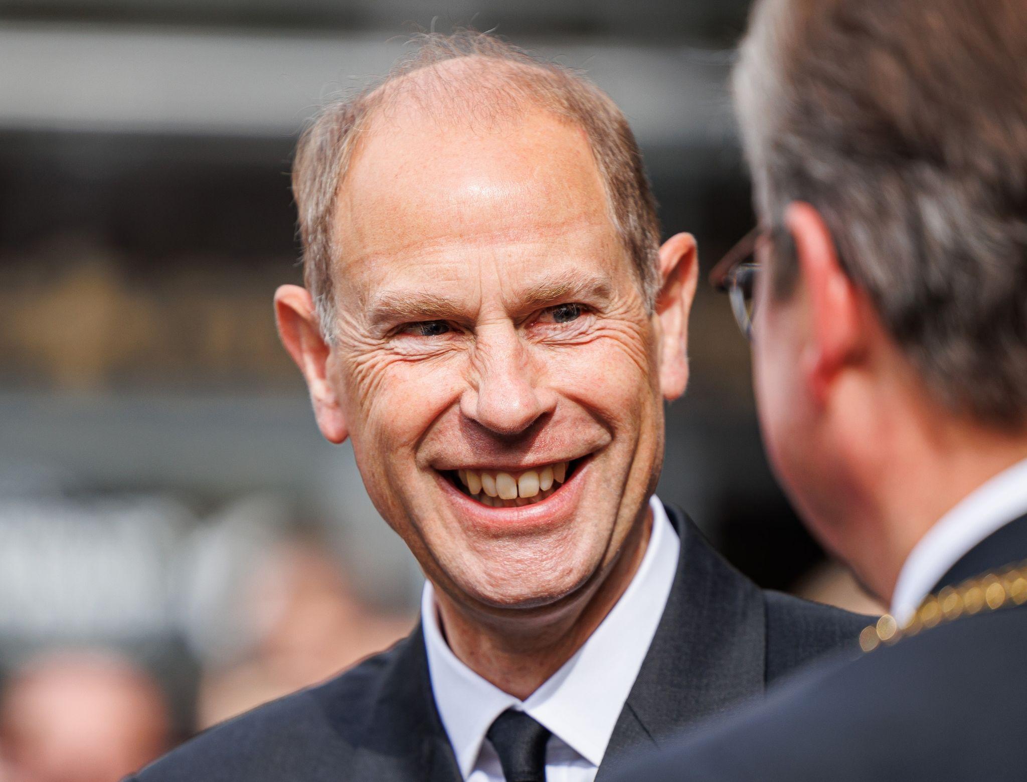 König Charles macht Edward zum Herzog von Edinburgh