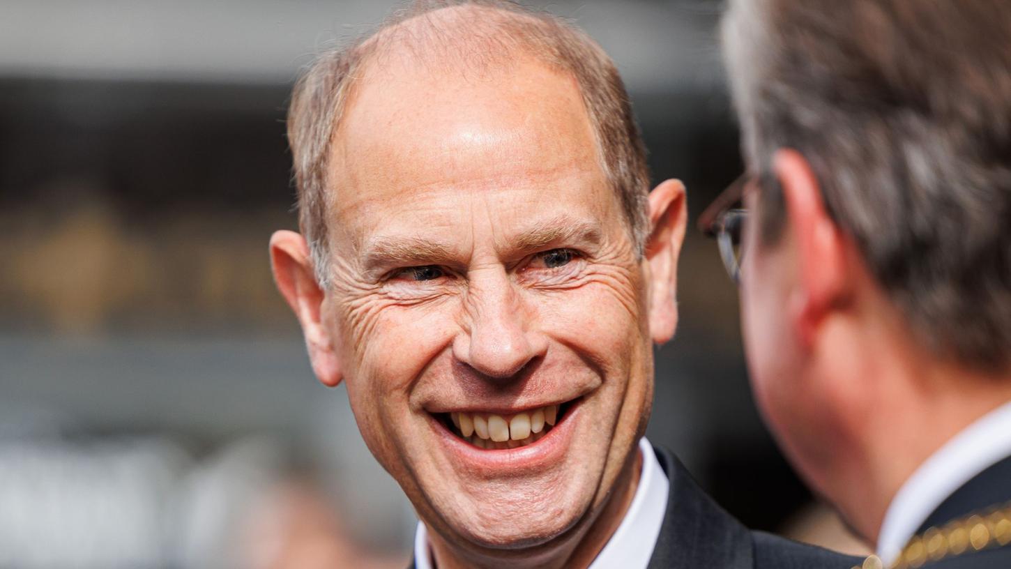 König Charles macht Edward zum Herzog von Edinburgh