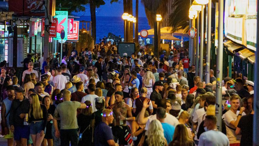 Dieses Bild ist Geschichte: Die Schinkenstraße auf Mallorca. Der größte Teil der Party spielte sich vor den Biergärten auf der Straße ab - künftig nur noch innen.