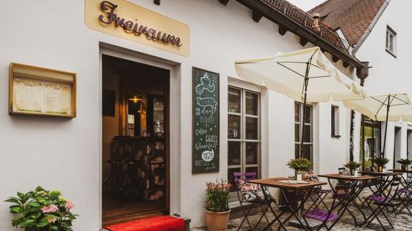 Parkplatz gegen Freisitze: Das Regensburger Café Freiraum soll eine fünfstellige Ablöse zahlen.
