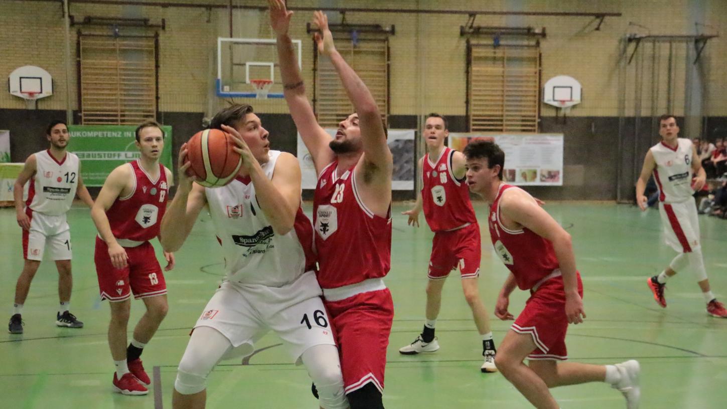 Voller Einsatz ist bei den VfL-Baskets (am Ball Jonathan Schwarz beim letztjährigen Duell gegen TTL Bamberg) im Saisonendspurt mit vier Heimspielen gefordert.  