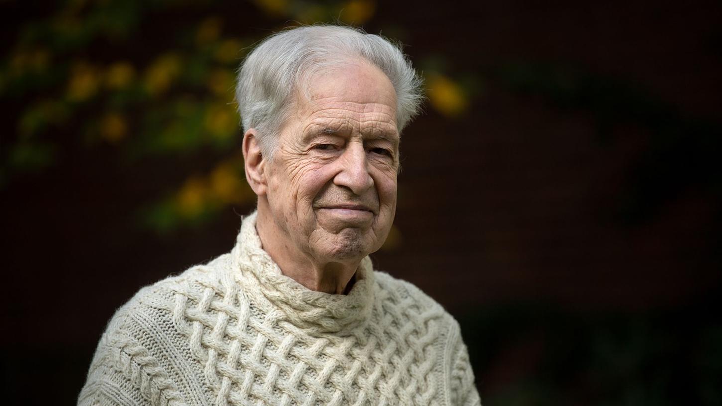 Bremens Altbürgermeister Henning Scherf hat sich von einem Schockanruf beeindrucken lassen. Bremens Altbürgermeister Henning Scherf hat sich von einem Schockanruf beeindrucken lassen.