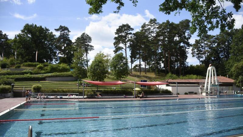 Später, aber günstiger: Das sieht ein Vorschlag für das "Spätschwimmen" im Laufer Freibad vor. Später, aber günstiger: Das sieht ein Vorschlag für das "Spätschwimmen" im Laufer Freibad vor.