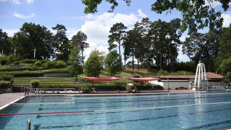 Später, aber günstiger: Das sieht ein Vorschlag für das "Spätschwimmen" im Laufer Freibad vor.