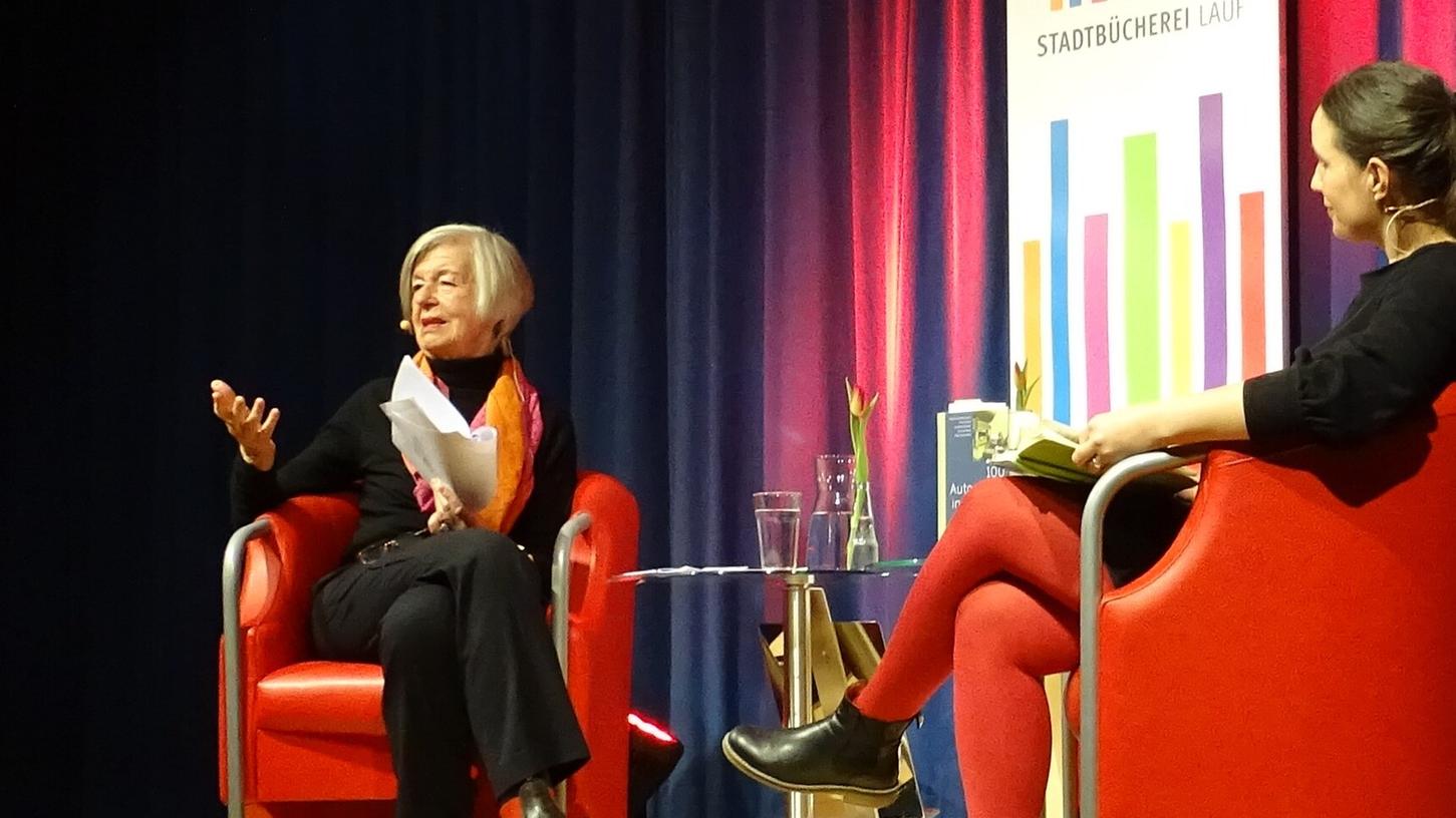 Verena Auffermann (links) sprach bei ihrer Lesung am Weltfrauentag in der Laufer Stadtbücherei über große Autorinnen aus aller Welt.