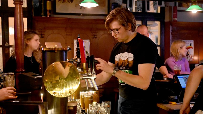 Nach zwei Jahren feierte der "Goldene Mond", das älteste Irish-Pub Bayerns in Erlangen, sein Comeback. 