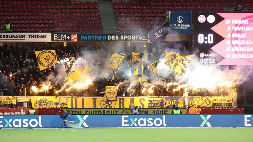 Lichtblitze und gelber Rauch. Das Thema Pyrotechnik in Fußballstadien mag umstritten sein, aber die Bilder dazu sind ohne Frage spektakulär. Für ihren Verein dürfte die Aktion der Gästefans aus Braunschweig jedoch teuer werden.