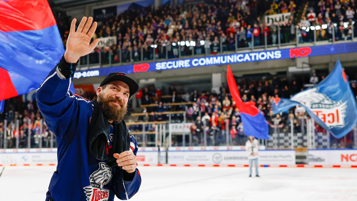 Kapitän Patrick Reimer verabschiedet sich nach seinem letzten Spiel gegen die Fishtown Pinguins von den Fans in Nürnberg.