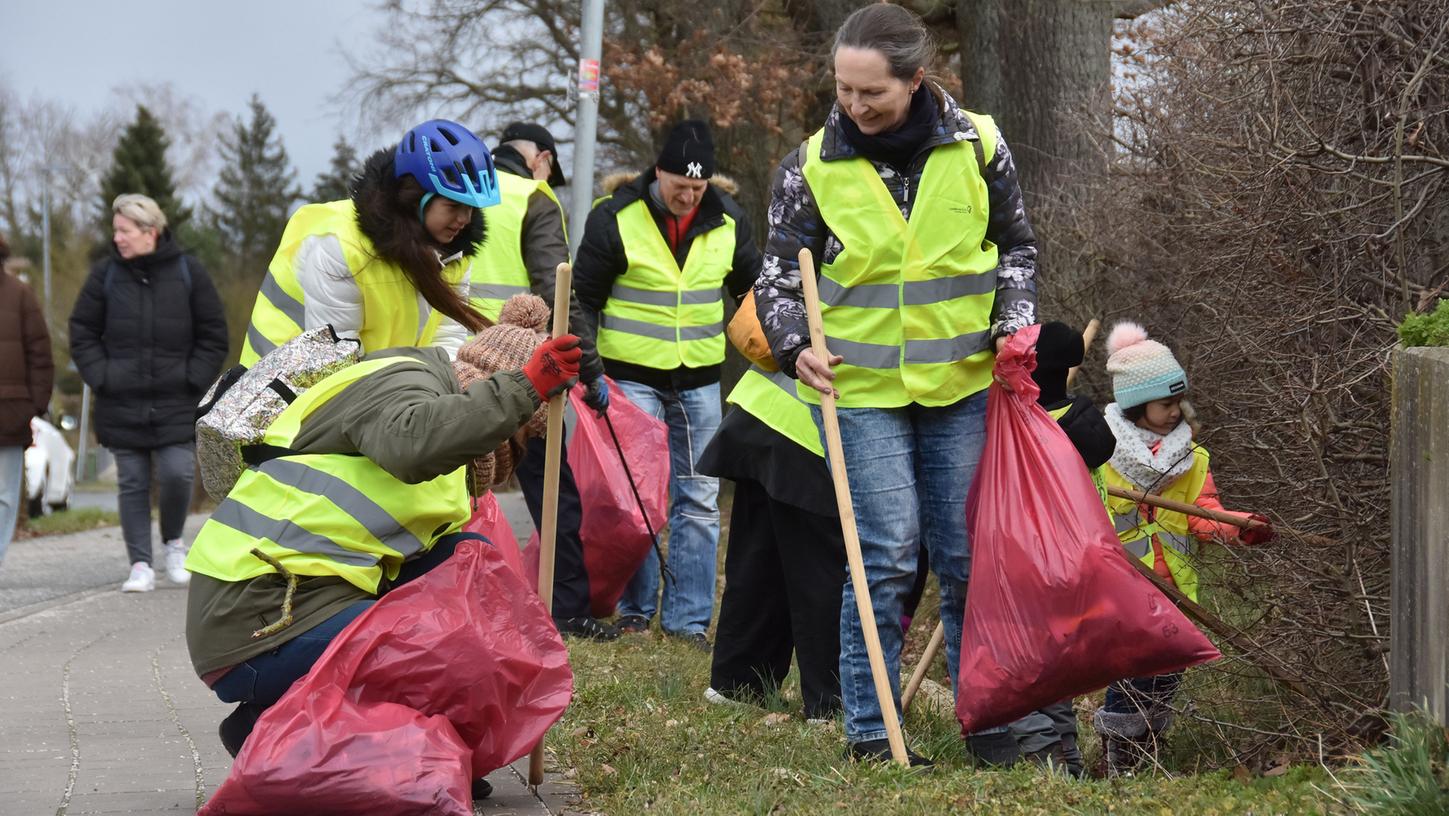 Ausgestattet mit Müllsäcken, knallgelben Warnwesten und langen Stöcken spießten die Freiwilligen in Oberasbach den Abfall im Stadtgebiet auf. 