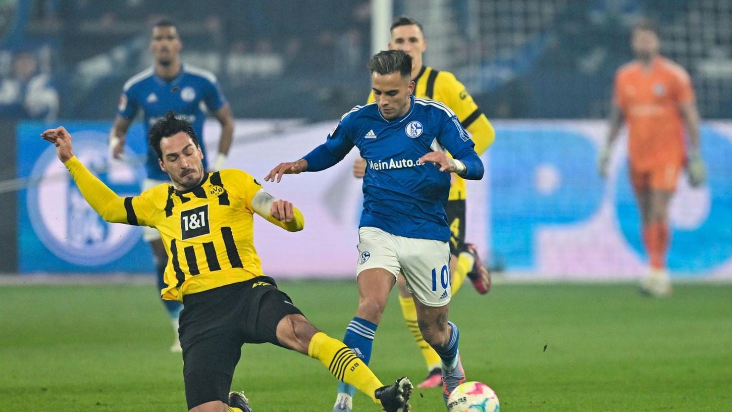 Mats Hummels (l) und der BVB kamen im Derby auf Schalke trotz zweimaliger Führung nur zu einem 2:2. Mats Hummels (l) und der BVB kamen im Derby auf Schalke trotz zweimaliger Führung nur zu einem 2:2.