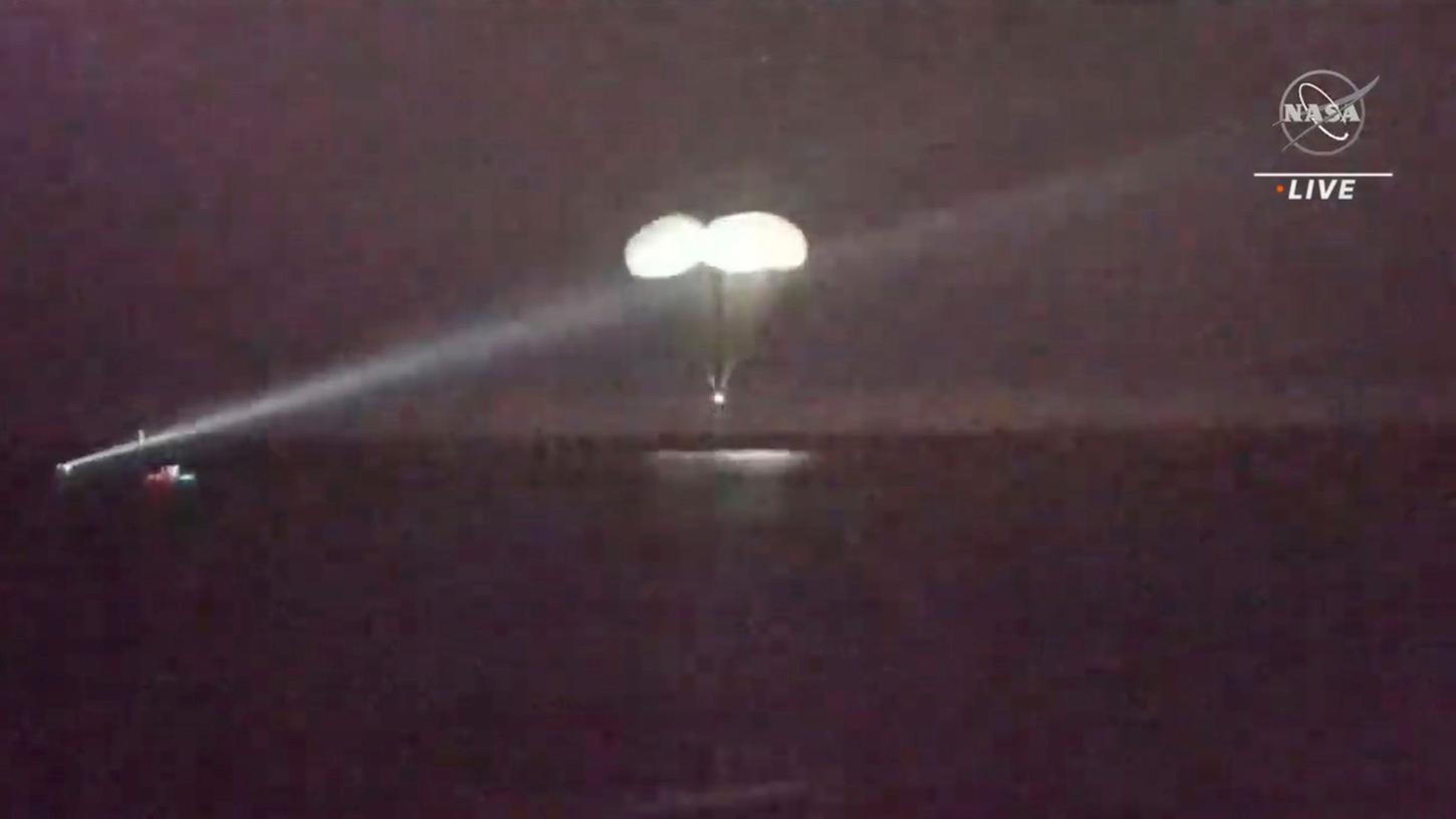 Eine "Crew Dragon" SpaceX-Kapsel brachte die Raumfahrer zur Erde zurück. Eine "Crew Dragon" SpaceX-Kapsel brachte die Raumfahrer zur Erde zurück.
