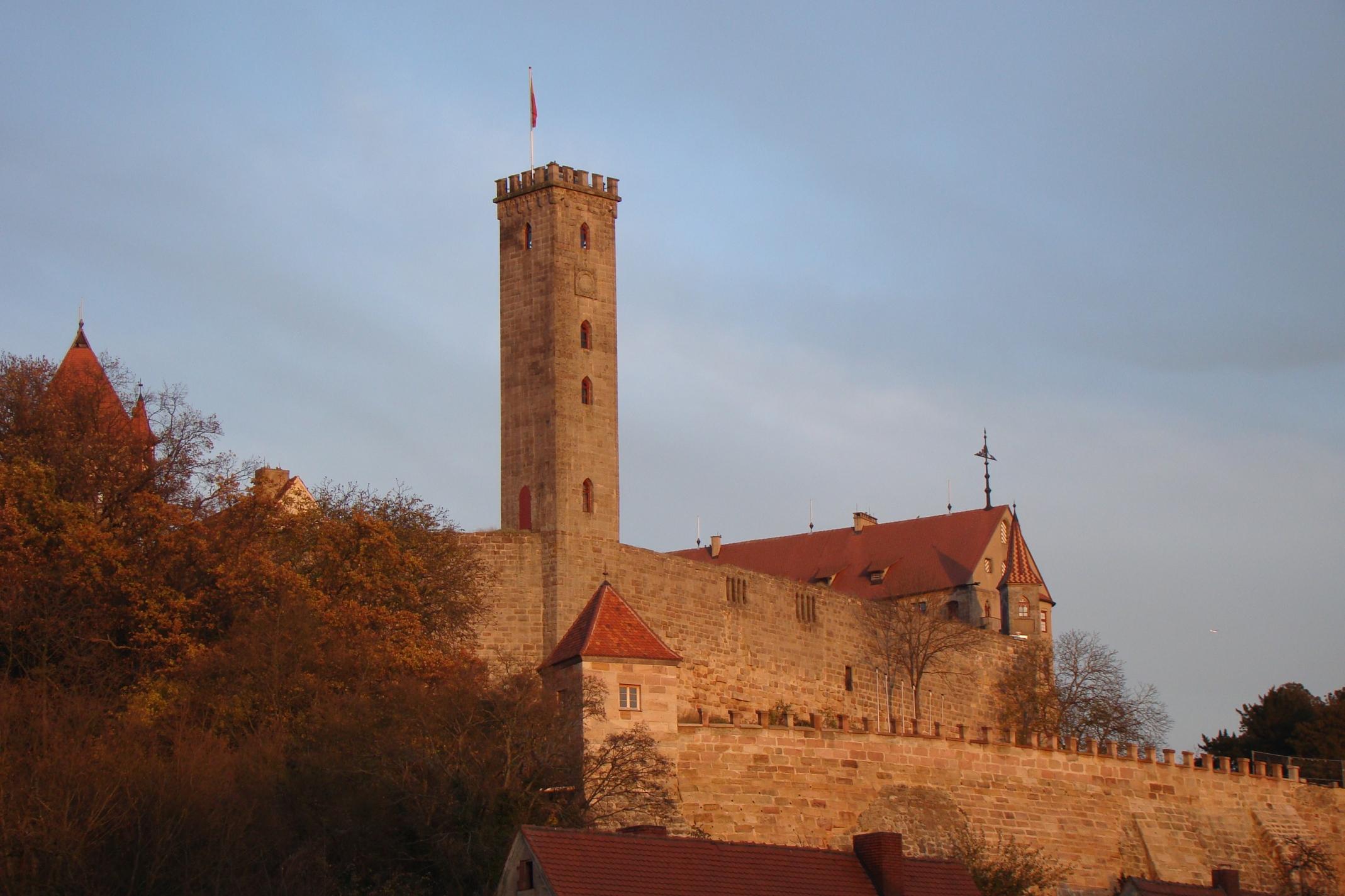 Hoch über der Stadt Abenberg thront die stattliche Burg. Im Mittelalter für fürstliche Ritterturniere erbaut, hat die Burg Abenberg im 21. Jahrhundert noch einiges mehr zu bieten. Heute ist die Burg nämlich eine Mischung aus Eventlocation, Museum und Tagungszentrum. Auch zahlreiche bekannte Künstler wie ZAZ, Tim Bendzko oder Juli haben die atemberaubende Location schon für Auftritte genutzt. Weitere Infos zur Burg Abenberg erhalten Sie hier.