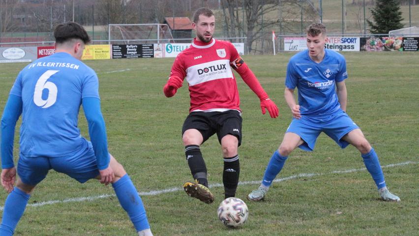 TSV-1860-Kapitän Jonas Ochsenkiel (Mitte) ging mit dem Treffer zum 1:0 voran.