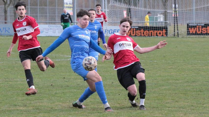 Der TSV 1860 Weißenburg (rechts Philipp Schwarz) setzte sich verdient mit 4:0 gegen die Regionalliga-Reserve des FV Illertissen durch.