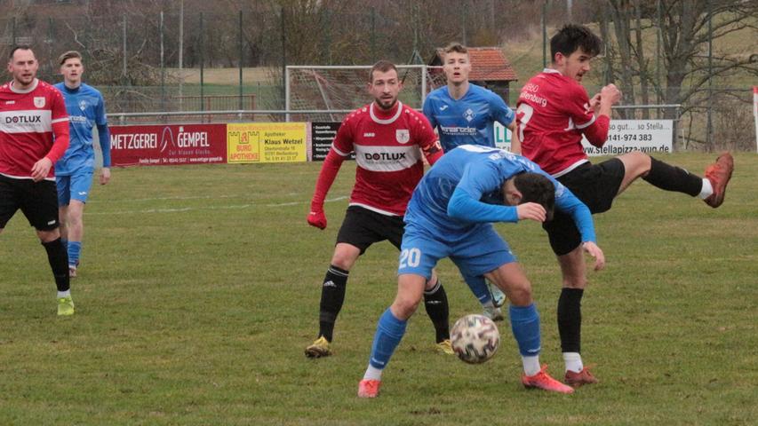 Der TSV 1860 Weißenburg (in Rot) setzte sich verdient mit 4:0 gegen die Regionalliga-Reserve des FV Illertissen durch.