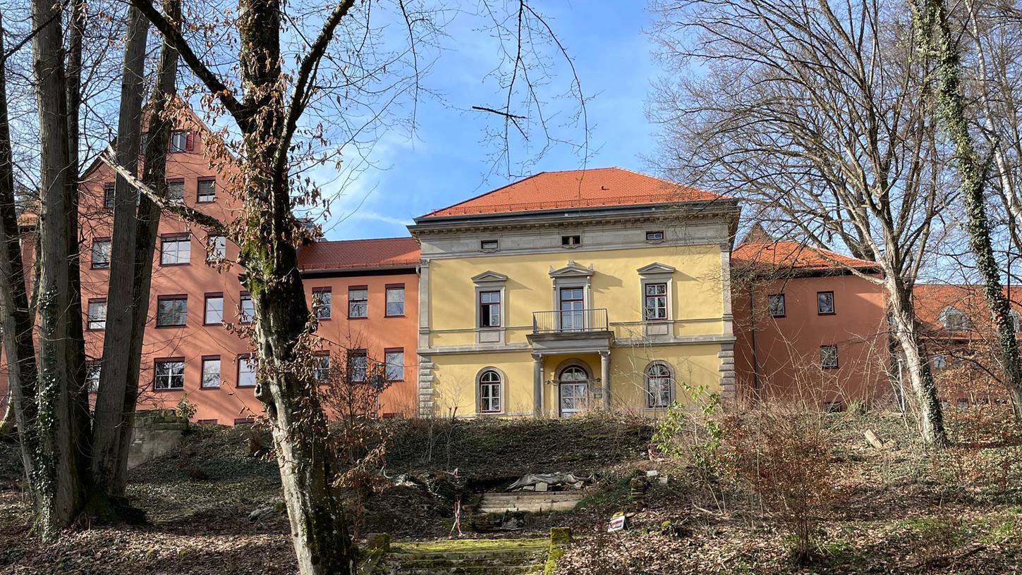 Seit einigen Jahren wird der Weinbergpark in Roth rund um die historische  Anton-Seitz-Villa saniert. In einem weiteren Schritt stehen ab dem Montag, 13.  März, massive Erdarbeiten an, um die Treppenanlage wieder herzurichten. Für die  Baustelle werden einige Wege gesperrt.