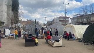 Unter anderem solche Zelte hat die alevitische Gemeinde von den Spenden gekauft. Unter anderem solche Zelte hat die alevitische Gemeinde von den Spenden gekauft.