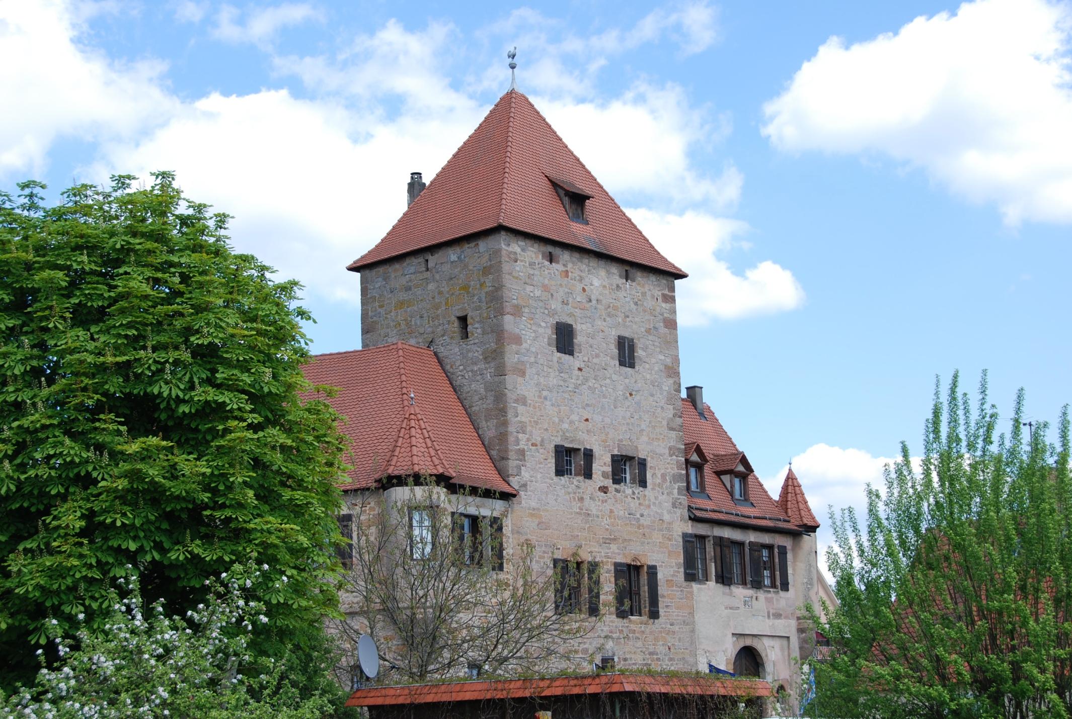 Die Kornburg liegt im Süden der Stadt Nürnberg. Der heutige Stadtteil Nürnbergs war früher eine selbstständige Marktgemeinde. Bereits 1265 wurde Cunradus von Churnburg in einem Kaufbrief des Nürnberger Burggrafen erwähnt. Inzwischen bietet die Kornburg romantische Ferienwohnungen, Apartments und Gästezimmer. Nähere Informationen gibt es hier.