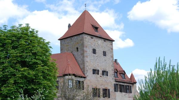 Die Kornburg liegt im Süden der Stadt Nürnberg. Der heutige Stadtteil Nürnbergs war früher eine selbstständige Marktgemeinde. Bereits 1265 wurde Cunradus von Churnburg in einem Kaufbrief des Nürnberger Burggrafen erwähnt. Inzwischen bietet die Kornburg romantische Ferienwohnungen, Apartments und Gästezimmer. Nähere Informationen gibt es hier.