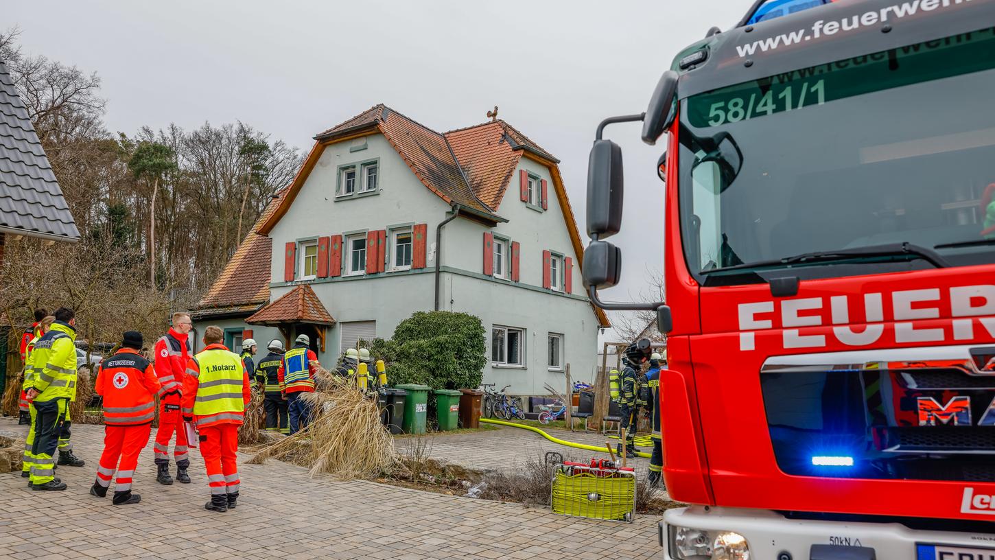 Ein Nachbar rettete mehrere Bewohner, indem er seine eigene Leiter an dem Haus anlehnte. Ein Nachbar rettete mehrere Bewohner, indem er seine eigene Leiter an dem Haus anlehnte.
