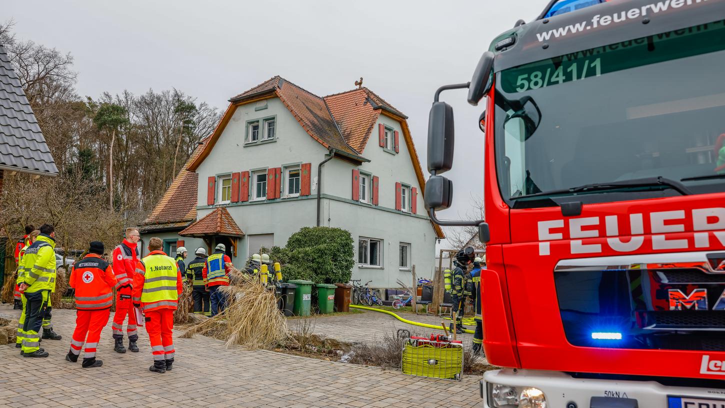 Ein Nachbar rettete mehrere Bewohner, indem er seine eigene Leiter an dem Haus anlehnte. 