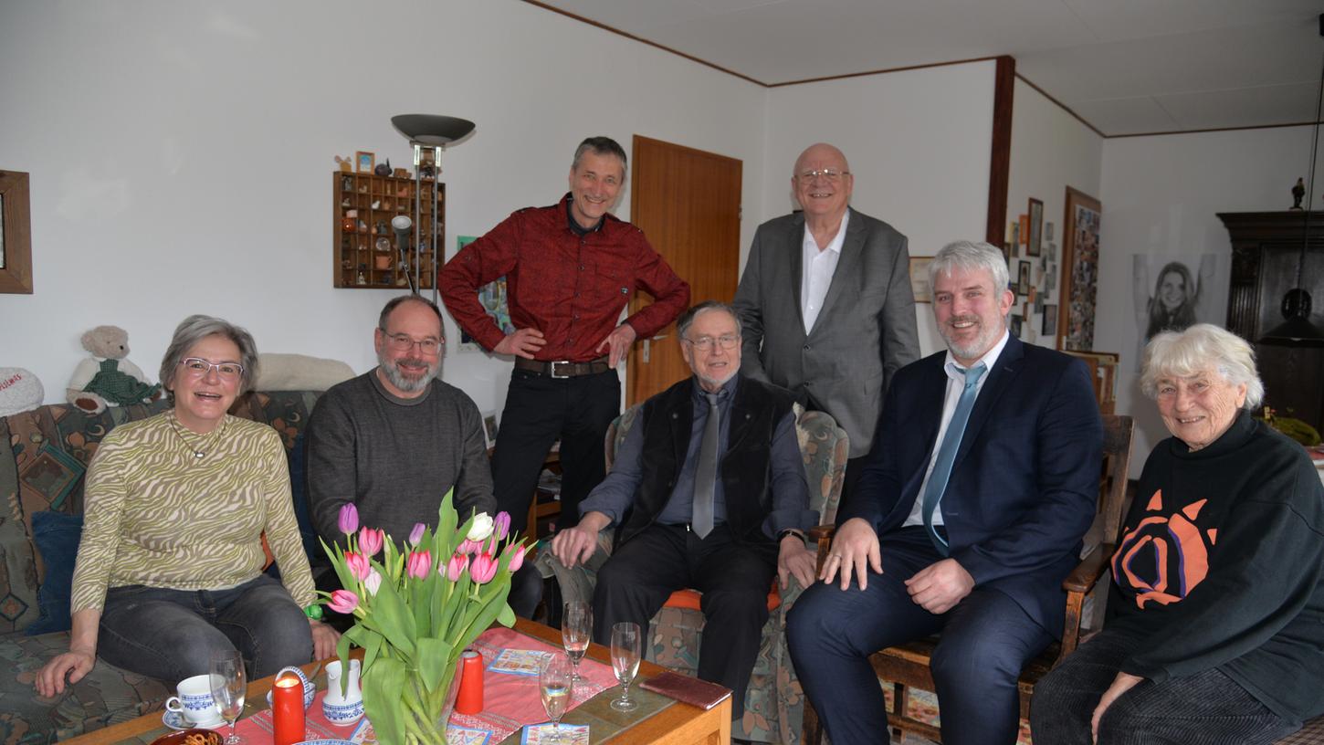 Gottfried Siebel (Bildmitte) mit, von links, Schwiegertochter Margit Siebel, Pfarrer Jan-Peter Hanstein, Sohn Volker Siebel, Adolf Pohl vom VdK, Bürgermeister Thomas Lang und Siebels Ehefrau Barbara.